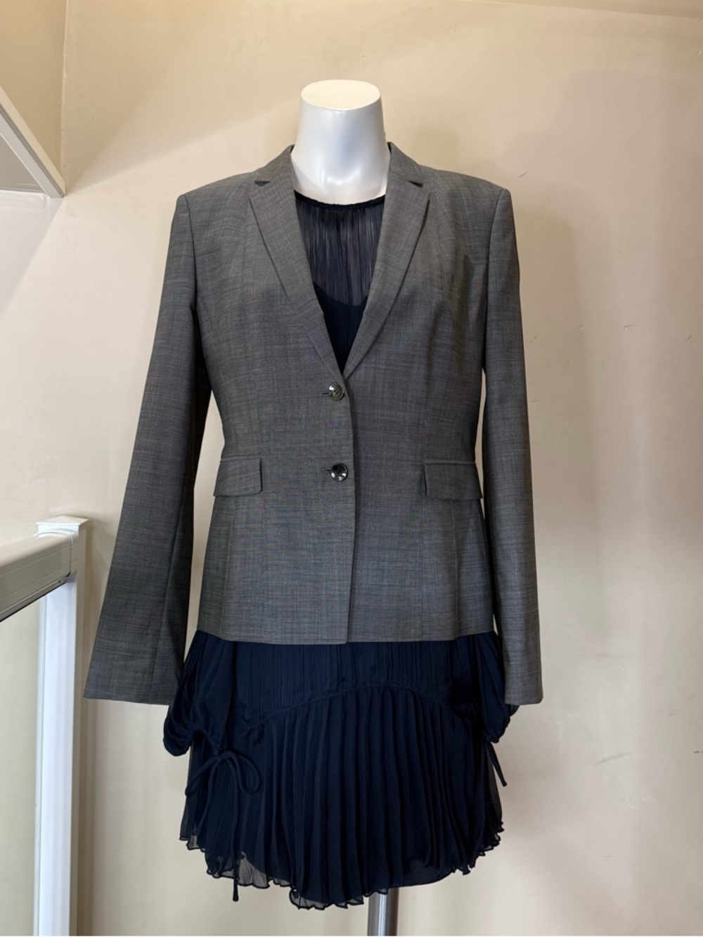 HUGO BOSS SLIM-FIT BLAZER IN 99% VIRGIN WOOL size 8 - Picture 3 of 17